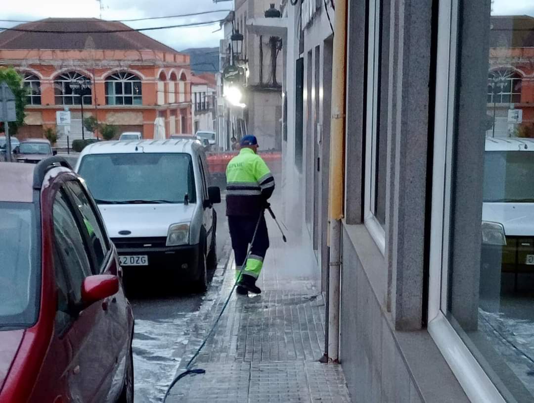 Limpieza Y Desinfección En Las Calles Céntricas En Donde Se Desarrollará La Feria De Peñarroya